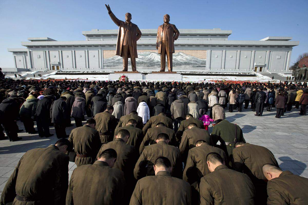 Am 17. Dezember gedachte Nordkorea mit einer riesigen Trauerfeier in der Hauptstadt Pjöngjang des ersten Todestags seines früheren Machthabers Kim Jong-il. Vor dem Palast, das sein Mausoleum beherbergt, kamen hunderttausende Soldaten und Zivilisten zusammen. "Unser Volk und das Militär sehnen sich tränenreich nach dem sonnigen Lächeln unseres lieben Vaters", hieß es im Staatsfernsehen. Kim war 2011 nach 17 Jahren an der Spitze Nordkoreas an einem Herzinfarkt gestorben, schon damals herrschte wochenlange Trauer. Ein Rückblick.