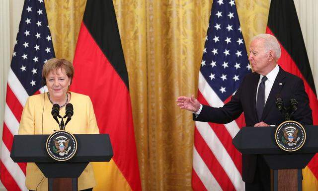 „Ich werde Dich bei den Gipfeln vermissen“: Joe Biden streute Angela Merkel bei ihrer Abschiedsvorstellung im Weißen Haus Rosen.  
