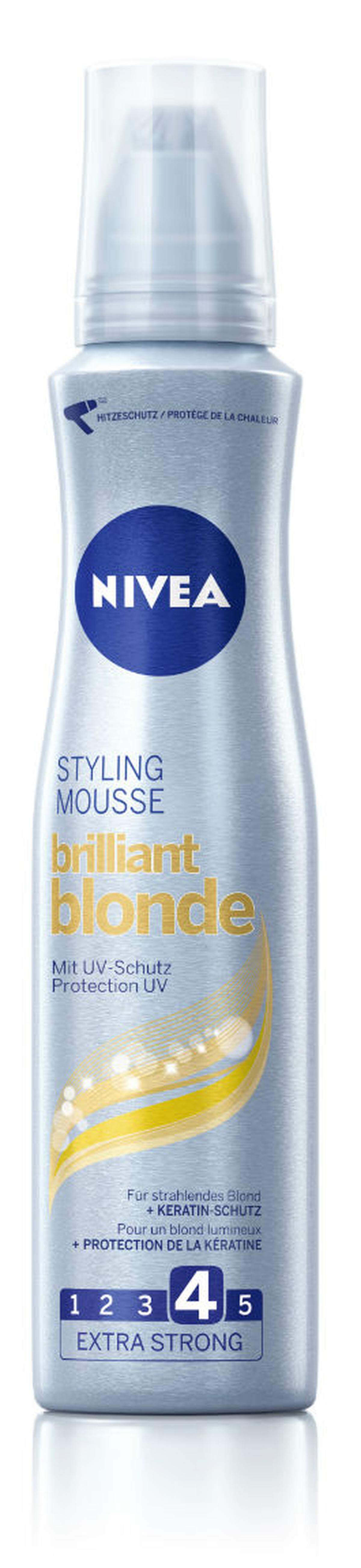 Das Nivea Brilliant Blonde Styling Mousse ist ein Schaumfestiger, der dem Haar Halt und Fülle verleihen soll. Der integrierte Hitzeschutz schützt das Haar vor dem Austrocknen, 2,95 Euro. 