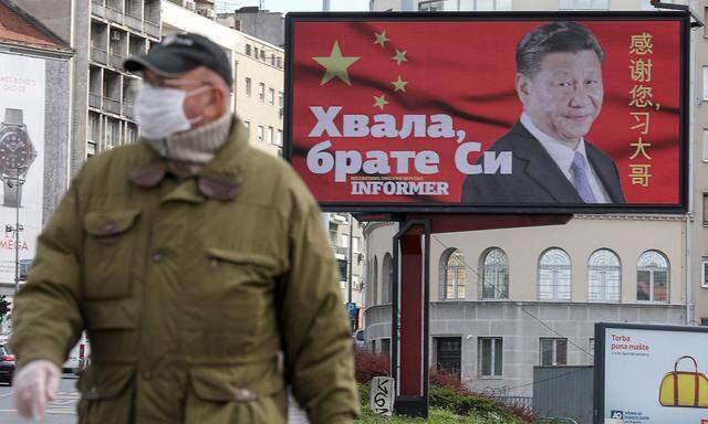 PR-Offensive. "Danke Bruder Xi!" - am Höhepunkt der Corona-Pandemie wurde in Serbien Chinas Staatschef für Pekings Hilfe gefeiert.