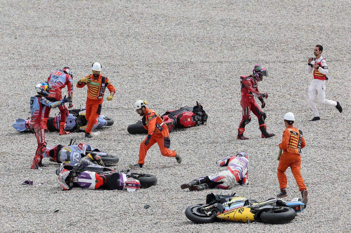3. September. Fahrer erhalten Hilfe nach einem schweren Sturz während des MotoGP-Rennens auf dem Circuit de Catalunya in Montmelo, am Stadtrand von Barcelona.