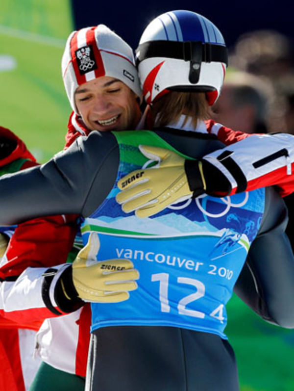 Auch der nunmehrige Doppel-Olympiasieger Andreas Kofler war überglücklich: "Es ist so schön wie beim ersten Mal, von dem Gefühl kann man nie genug bekommen, das brennt sich hinein, ist etwas ganz Besonderes." Kofler steigerte sich nach einem 132-Meter-Flug im zweiten sogar auf 142 Meter, musste dafür auf den Telemark verzichten. "So schlimm war es nicht, ich habe die Kontrolle gehabt." 