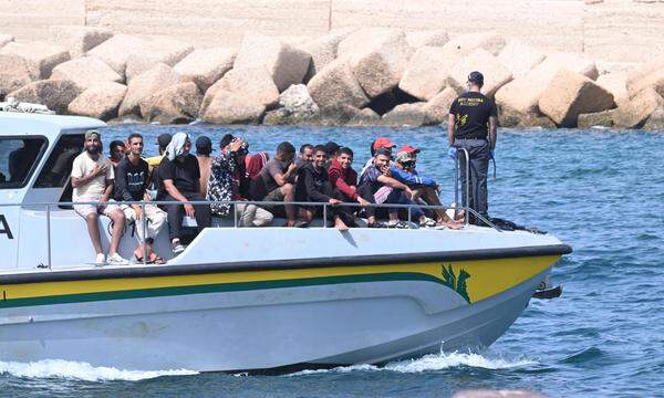 Wieder legt ein Schiff der italienischen Küstenwache mit illegalen Migranten, die man zuvor von Booten geholt hat, in Lampedusa an Allein hier waren es 77 Personen, vorrangig Ägypter, Syrer und Bangladescher. 