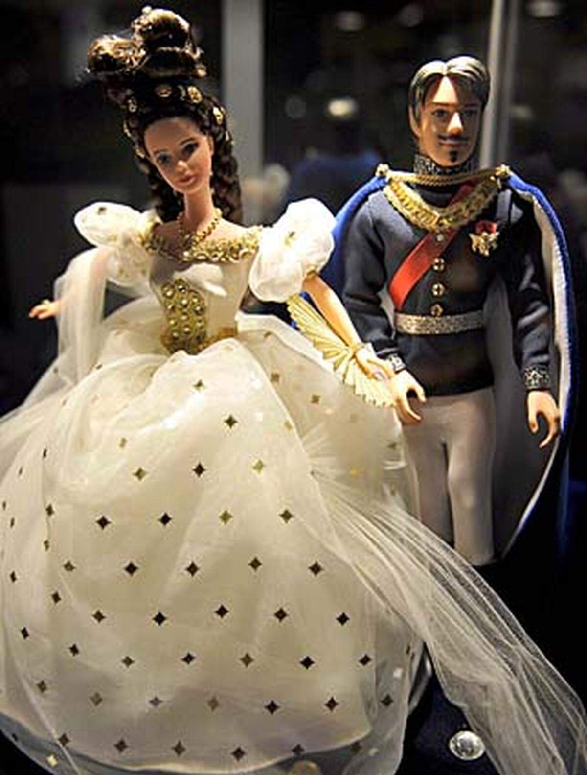Barbie als Kaiserin Sissi, ihr Freund Ken verkörpert König Ludwig von Bayern.