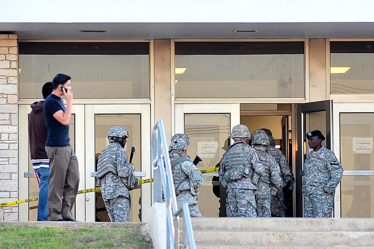 5. November 2009: Ein Psychiater des amerikanischen Heeres ermordet auf dem größten Militärstützpunkt der USA in Fort Hood zumindest 13 Menschen und verletzt 30 weitere. Der 39-jährige Major erleidet bei einem Schusswechsel mit Sicherheitskräften schwere Verletzungen.