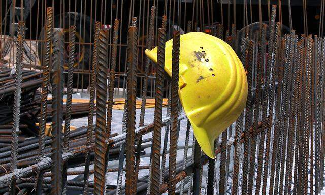 Helm eines Bauarbeiters