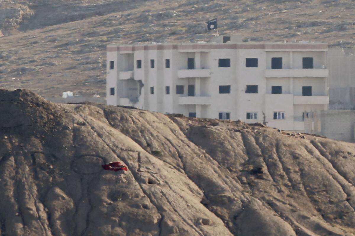 ... und auch auf diesem Gebäude in der Region um Kobane.