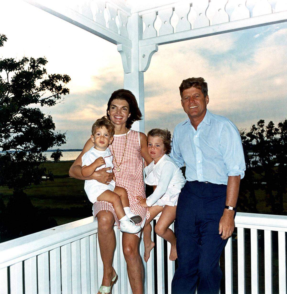 In der Öffentlichkeit hielt Jackie lange das Bild der glücklichen jungen Familie aufrecht, das immer noch viel von der Faszination der Kennedys ausmacht.