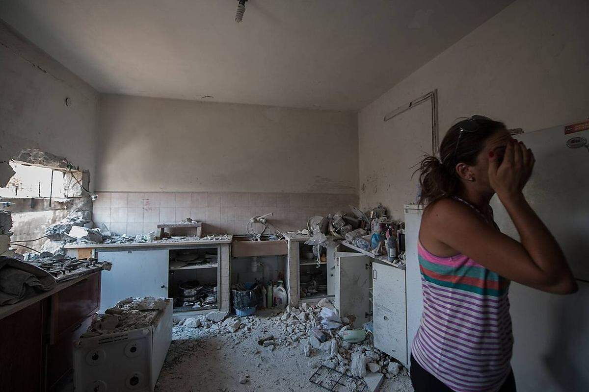 Besonders unter dem Raketenhagel der Hamas hat seit Jahren die Stadt Sderot zu leiden: Eine Frau in der völlig zerstörten Küche ihres Hauses.