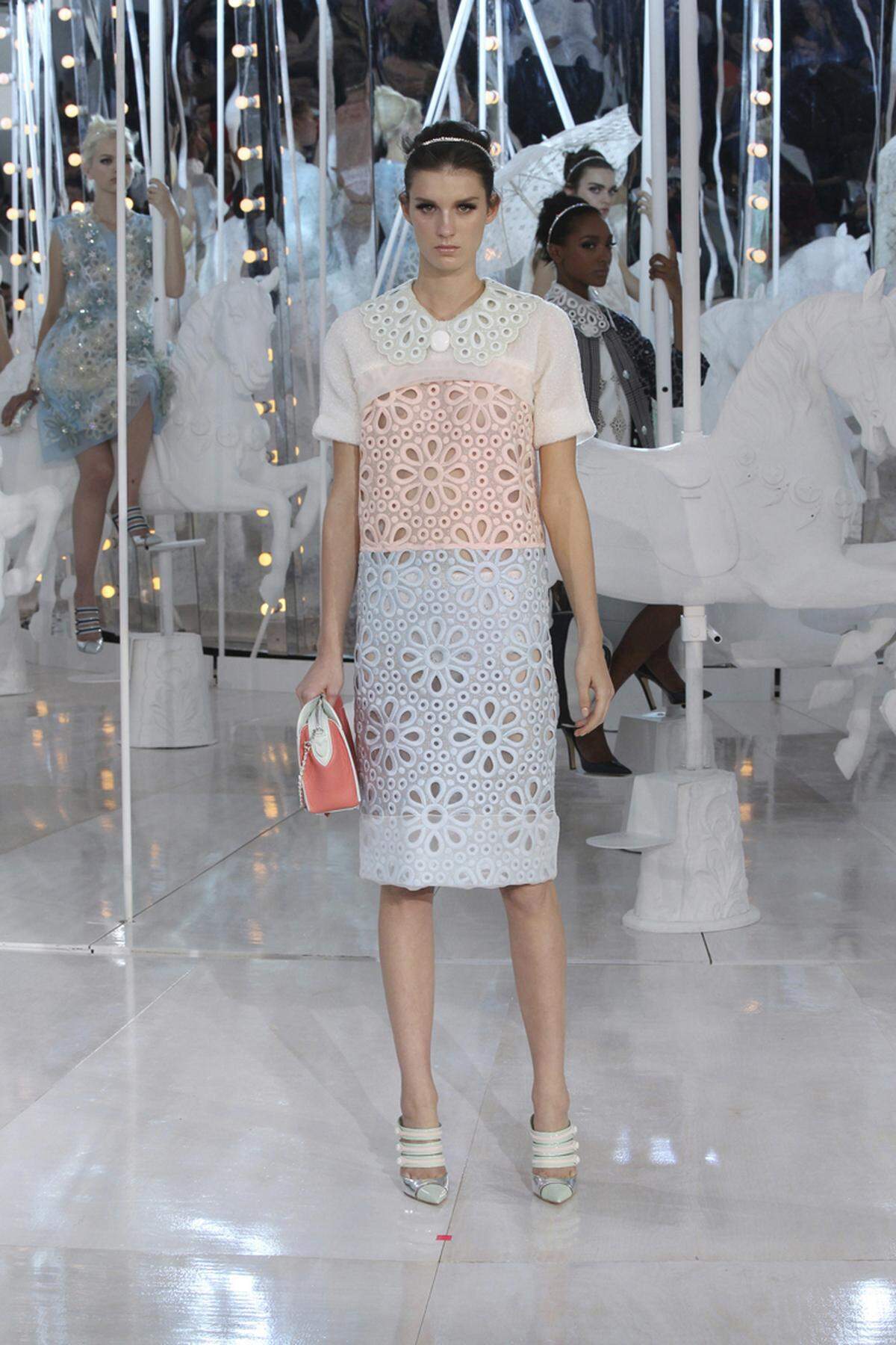 Pfirsich, Pistazie und Vanille: Pastellfarben sind zum Anbeißen, wie das Model bei Louis Vuitton zeigt.