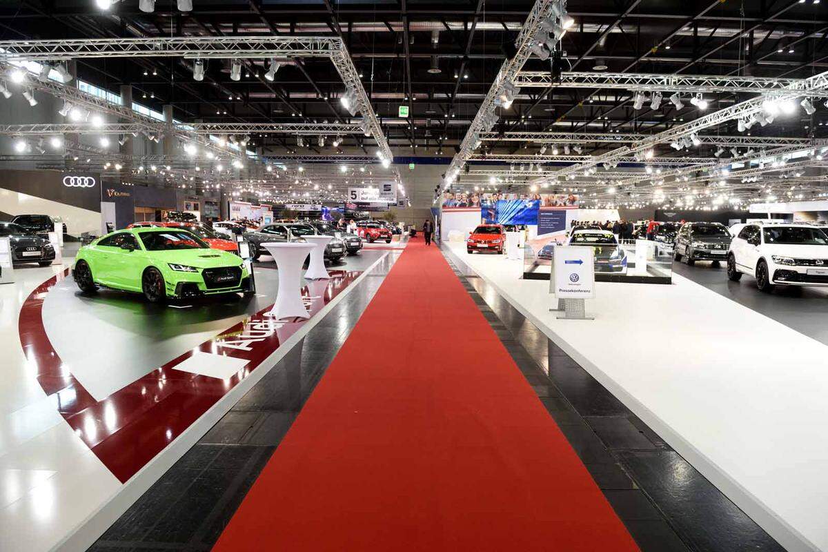 Was Sie garantiert nicht zu sehen bekommen: Leere Flure wie auf diesem Bild. Die Messe ist gut besucht, manchmal sieht man die Autos vor lauter Menschen nicht...