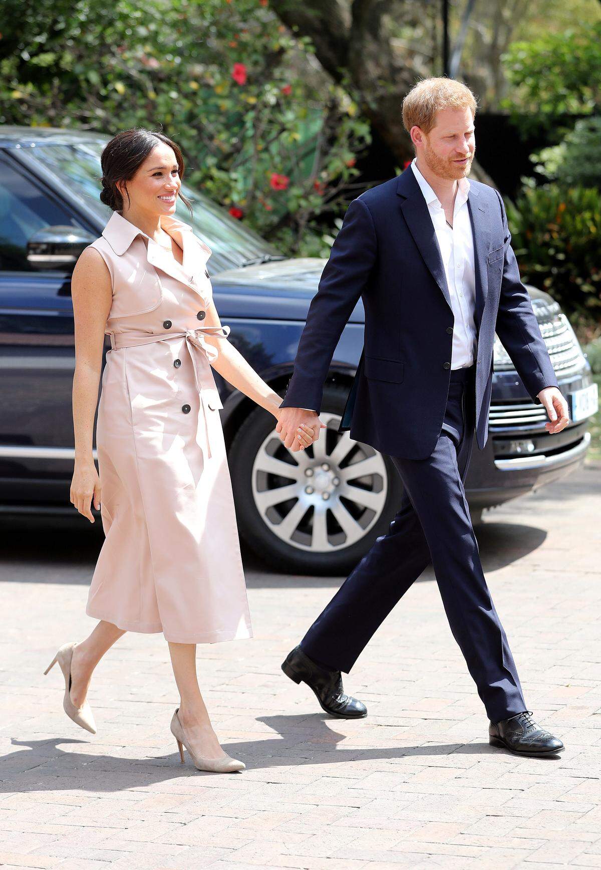 Am letzten Tag ihrer Afrika-Reise konnte Herzogin Meghan mit einem Trenchkleid von Nonie überzeugen. Dazu trug sie Pumps von Stuart Weitzmann. Ein Überblick über die gesamte Garderobe der Royal Tour ist hier zu finden.