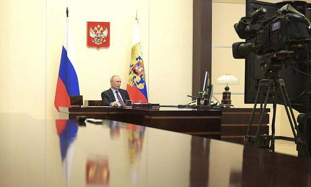 Wladimir Putin bei einer Videokonferenz in seinem Büro in Moskau.