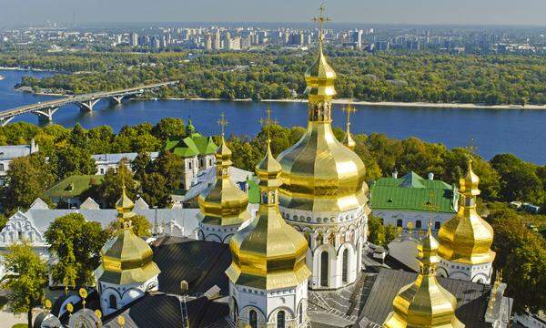 Ein zentraler religiöser Ort auch für die russische Orthodoxie: Das Kiewer Höhlenkloster am Fluss Dnepr.