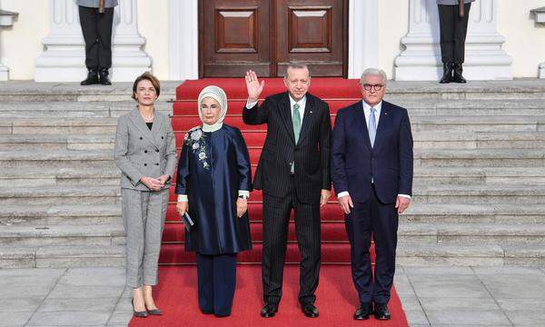 So sollen sich Steinmeier und sein Gast Erdogan bei dem Empfang im Schloss Bellevue mit betont ernster Miene begegnet sein.