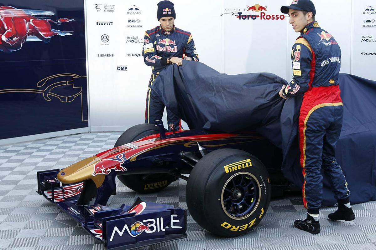 Toro Rosso mit den Fahrern Jaime Alguersuari und Sebastien Buemi präsentierte sich ebenfalls und stellte den STR 6 vor, der weniger konservativ als das Vorjahresauto sein soll.