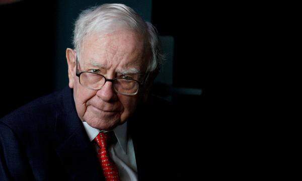 Die Aussage stammt von Warren Buffett. Der bekannte US-Investor ist mit dieser einfachen Strategie Milliardär geworden. Er sucht stets nach Unternehmen, deren wahren Wert noch keiner erkannt hat.