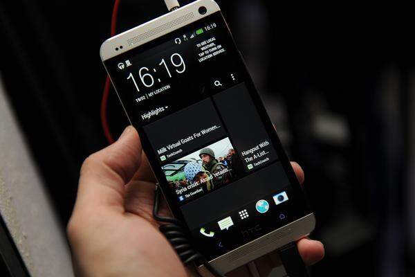 HTC steckt tief in der Krise. Der einstige Smartphone-Pionier verliert Marktanteile und setzt gewissermaßen alles auf ein Gerät. Daher vielleicht auch der Name: HTC One.Schaltet man das Gerät ein, wird man von einer Fülle an Informationsflächen begrüßt, die wie eine Mischung aus Microsofts Live-Kacheln und der RSS-Feed-App Flipboard aussieht. HTC nennt das BlinkFeed und will damit "alle relevanten Inhalte" für die Nutzer auf einen Blick liefern. Text und Bilder: Daniel Breuss