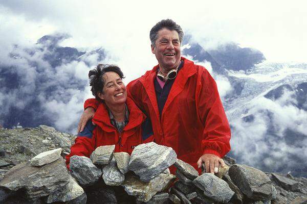 SEPP FRIEDHUBER: Heinz & Margit Fischer auf dem 3066 Meter hohen Grieskogel, Grieskogel bei Kaprun, Juli 2003 Heinz und Margit Fischer suchen in der Vorwahlzeit zur ersten Präsidentschaft Ruhe und Entspannung in den Bergen.