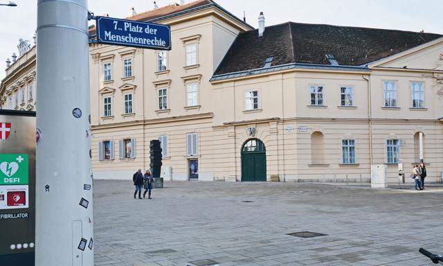 Neugestaltung im Sommer: Platz der Menschenrechte.