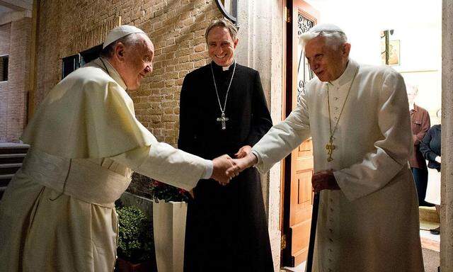 Franziskus schätzt den Rat von Benedikt. Der Präfekt des Päpstlichen Haushalt, Erzbischof Gänswein, ist Diener zweier Päpste.