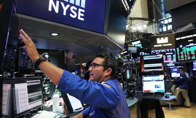 US-DOW-JONES-INDUSTRIAL-AVERAGE-CLOSES-IN-ON-22,000-MARK