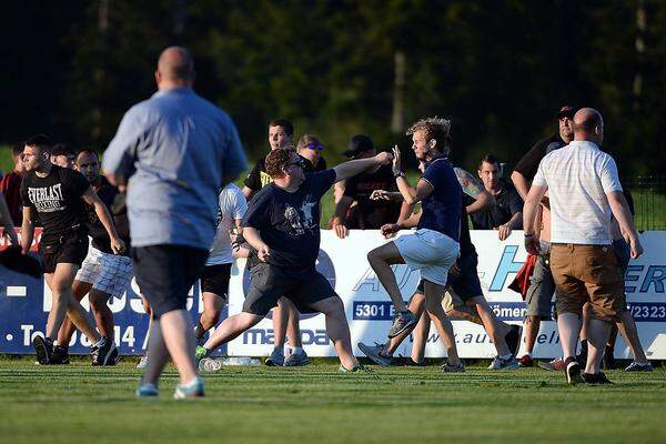 Rund 1100 Zuschauer wurden bei dem Freundschafts-Spiel gezählt, davon rund 300 Frankfurt-Fans und 450 Leeds-Fans.