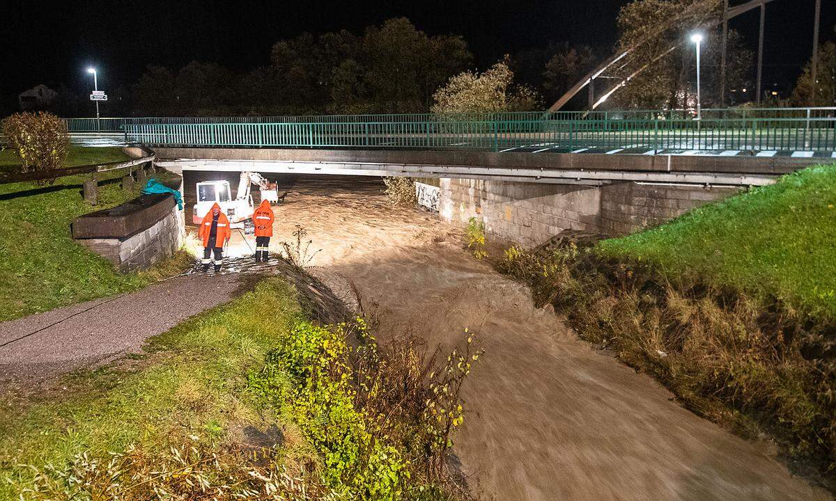 Schon am Montag haben schwere Regenfälle im Süden Österreichs zu zahlreichen Überschwemmungen geführt. Im Bild ein Hochwassereinsatz in Oberdrauburg.