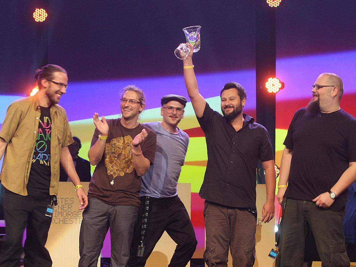 Bereits im Vorfeld bekannt gegeben wurde auch der Gewinner der Kategorie Best Live Act: Die Trophäe ging an die Beatboxing-Band Bauchklang, die live gleich unter Beweis stellten, wieso sie den Preis verdienen.