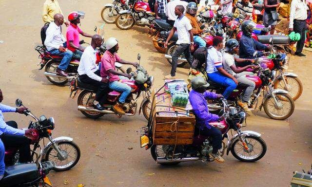 Der Verkehr in Ugandas Hauptstadt, Kampala, bleibt am stärksten im Gedächtnis – seien es die Minibusse oder die charakteristischen Boda-Boda-Motorradtaxis.