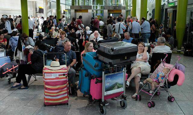Gestrandete Passagiere am Flughafen Heathrow