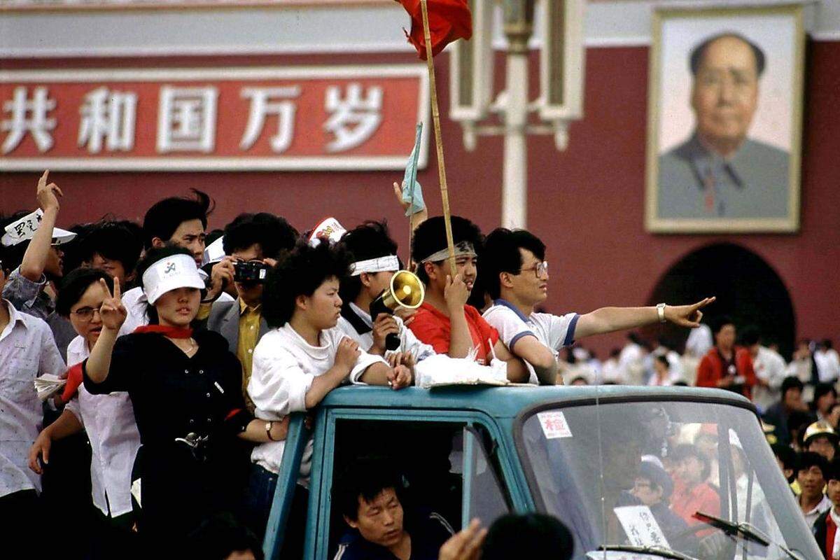 Die Proteste beginnen im April 1989. Nach dem Tod des 1987 entmachteten KP-Generalsekretärs Hu Yaobang entwickeln sich aus Trauerkundgebungen regimekritische Veranstaltungen. Am 17. April marschieren Tausende von den Pekinger Universitäten zum Platz des Himmlischen Friedens. Sie fordern demokratische Reformen, Meinungsfreiheit und ein Ende der Korruption.