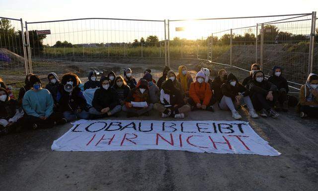 "Lobau bleibt, ihr nicht": Der Protest richtet sich gegen die Zubringerstraße des Großprojekts Lobau-Autobahn.