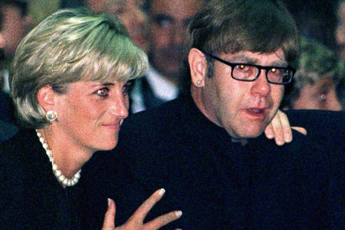 Zu einer der besten Freunde Dianas gehörte Elton John, der bei ihrem Begräbnis "Candle in the Wind" gesungen hat. Die Nummer wird mit einer Auflage von 31,8 Millionen Exemplaren zur meistverkauften Single der Welt und erhält einen Eintrag im "Guinness-Buch der Rekorde".