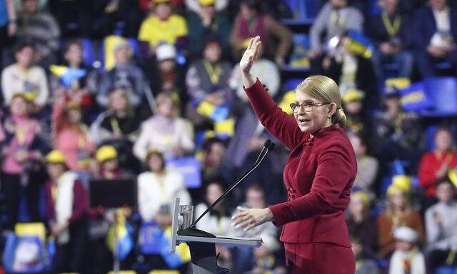 Julia Timoschenko kündigt beim Kongress der Vaterlands-Partei ihre Kandidatur zur Präsidentin an.