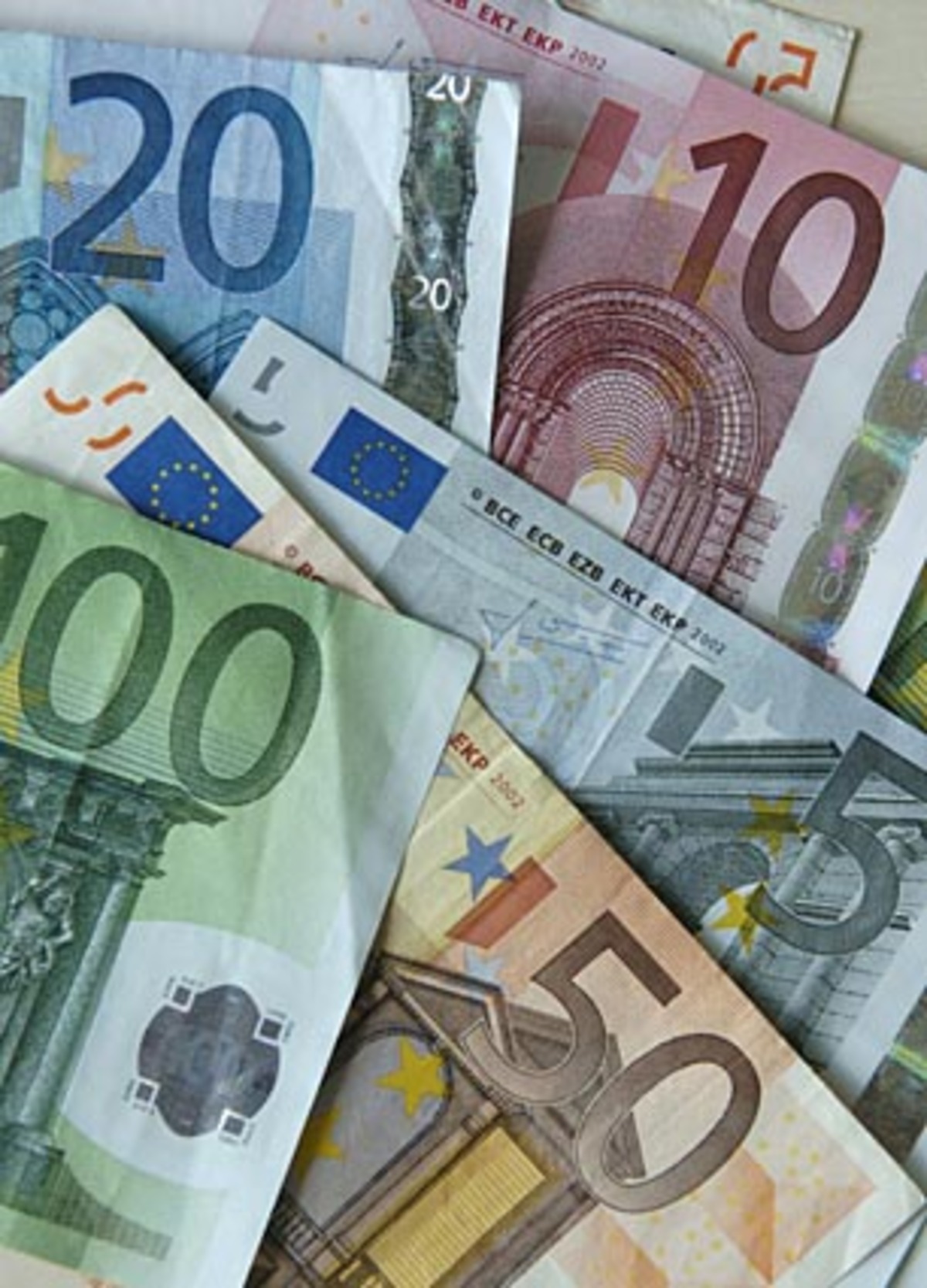 ... bei drei Prozent knapp 3,2 Millionen Dollar Zinsen im Jahr kassieren. Das wäre ein Monatseinkommen von 266.206,25 Dollar oder knapp 205.000 Euro.