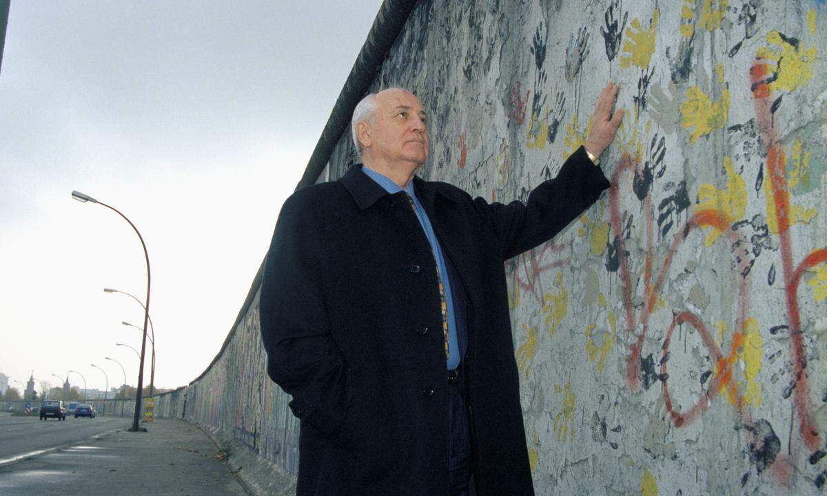 Michail Gorbatschow 1998 an der Berliner Mauer.