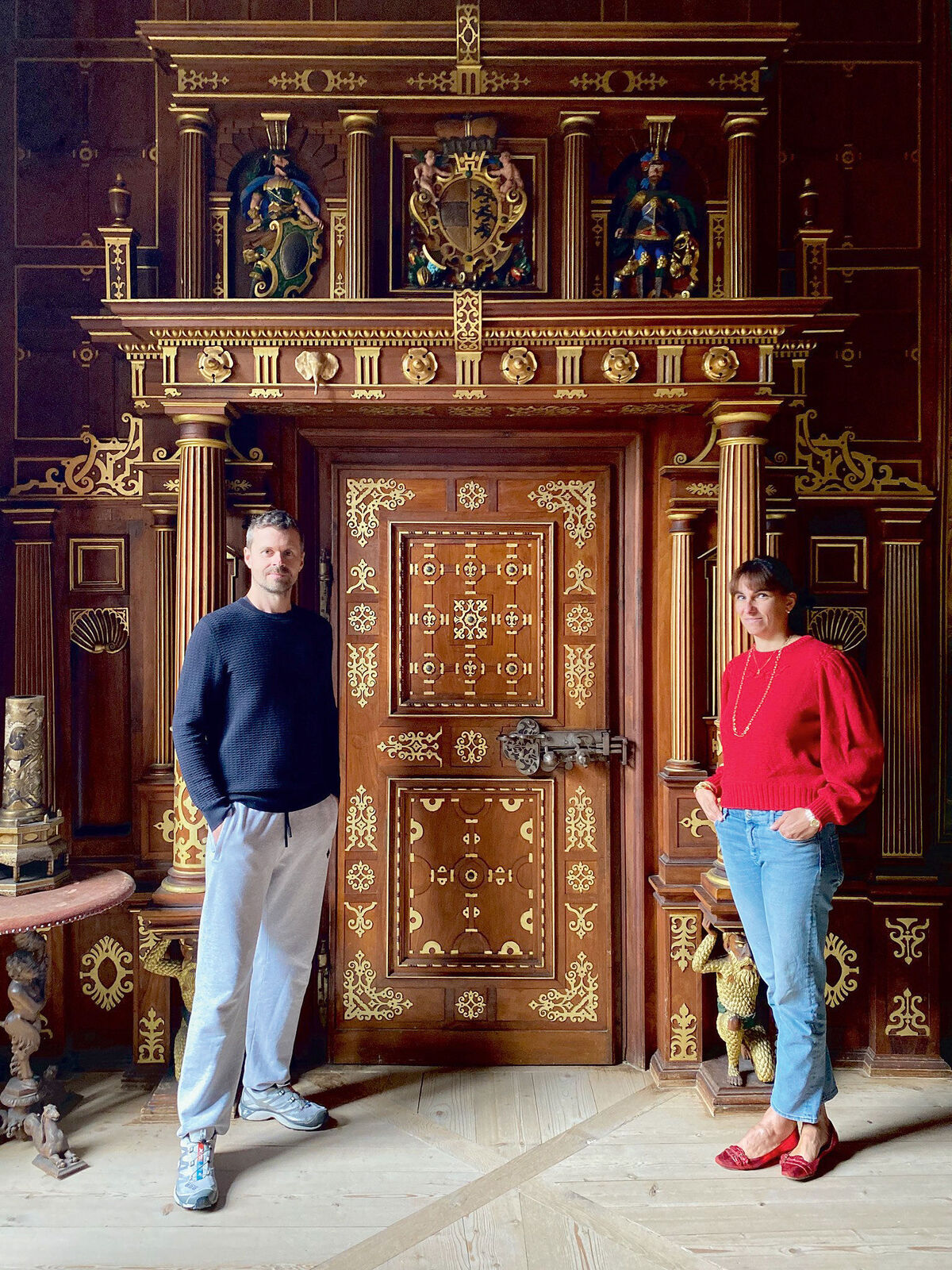 Designer  Tuomas Markunpoika und Alice Stori Liechtenstein vor üppig verzierter Tür.