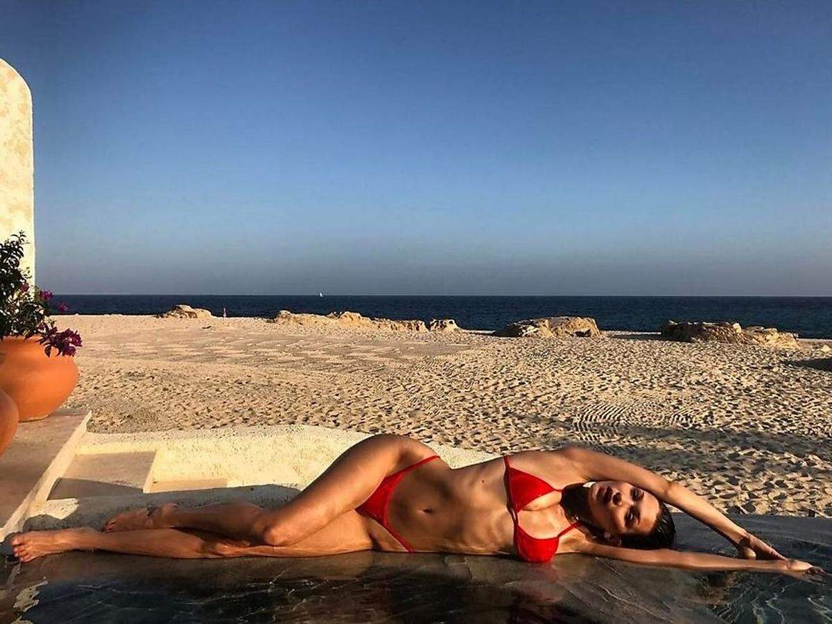 Freizügige Bikini-Fotos von Stars auf deren Social-Media-Konten ist man ja schon gewohnt - der neueste Trend für die Selbstinszenierungsprofis ist allerdings höchst besorgniserregend: "Rib Cage Bragging", das Angeben mit den herausstehenden Rippen bzw. dem ganzen sichtbaren Brustkorb, ist die Spitze des Magerwahns. Model Bella Hadid inszeniert sich hier gefährlich dünn am Strand.