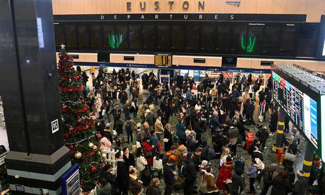Euston Station in London, am 24. Dezember noch stark frequentiert.