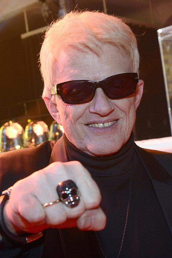 Der Riesen-Erfolg mit dem Album "Mit freundlichen Grüßen" brach 2013 über Heino herein, als es stiller um ihn geworden war. Platz eins in den Charts, Heino rauscht durch die Medien, manche sprachen von einem "Comeback", vielleicht dem Comeback des Jahres 2013. Er wollte noch mal "ein ganz großes Ding" machen. "Dass das so unter die Decke geht, damit habe ich auch nicht gerechnet", erzählt der 75-Jährige.