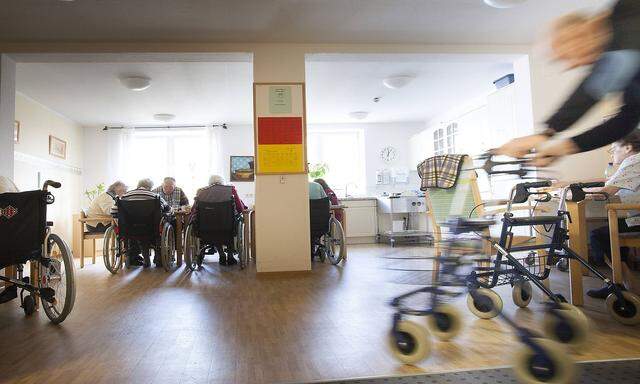 90 jaehriger Bewohner des Alten und Pflegeheims beim Mittagessen auf Borkum 16 10 2013 MODEL RELE