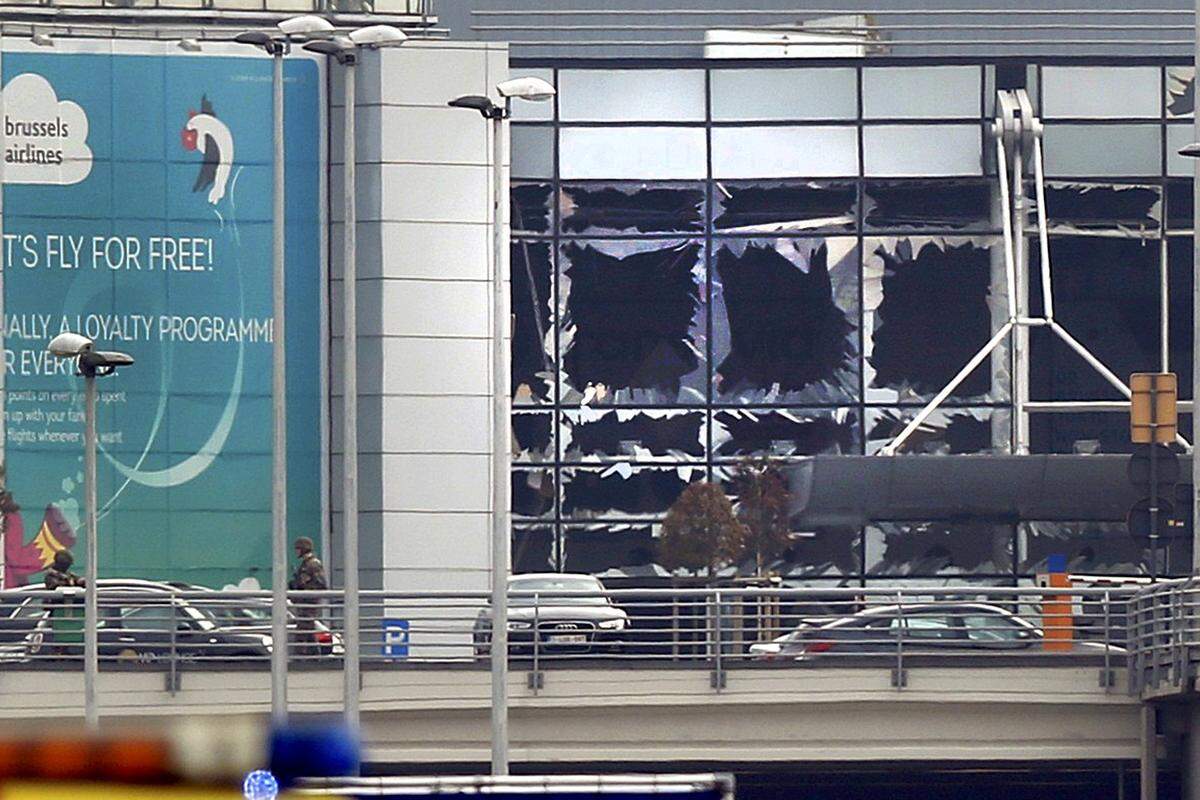 Medienberichten zufolge ist ein dritter Sprengsatz am Flughafen nicht explodiert. Auch von einem Kalaschnikow-Gewehr, dass neben einem toten Attentäter gefunden worden sein soll, ist die Rede.
