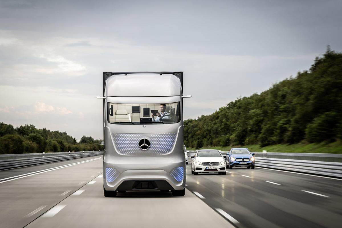 An der Farbe der LEDs, die dort leuchten, wo sonst der K&uuml;hlergrill w&auml;re, erkennt man, wer den Future Truck 2025 gerade steuert.