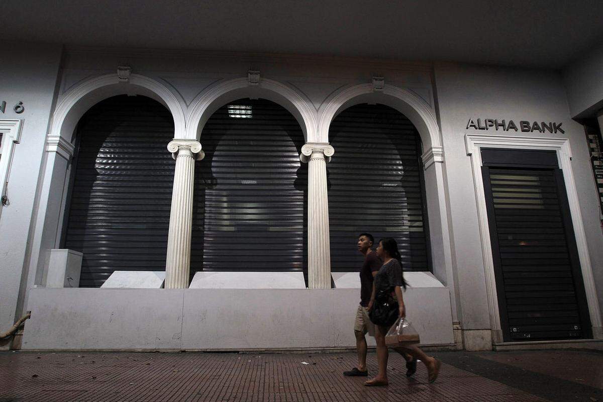 Weiters bleiben die Banken des Landes bis zum 6. Juli geschlossen. Das wurde in einer in der Nacht auf Montag in Athen veröffentlichten amtlichen Mitteilung festgelegt. 