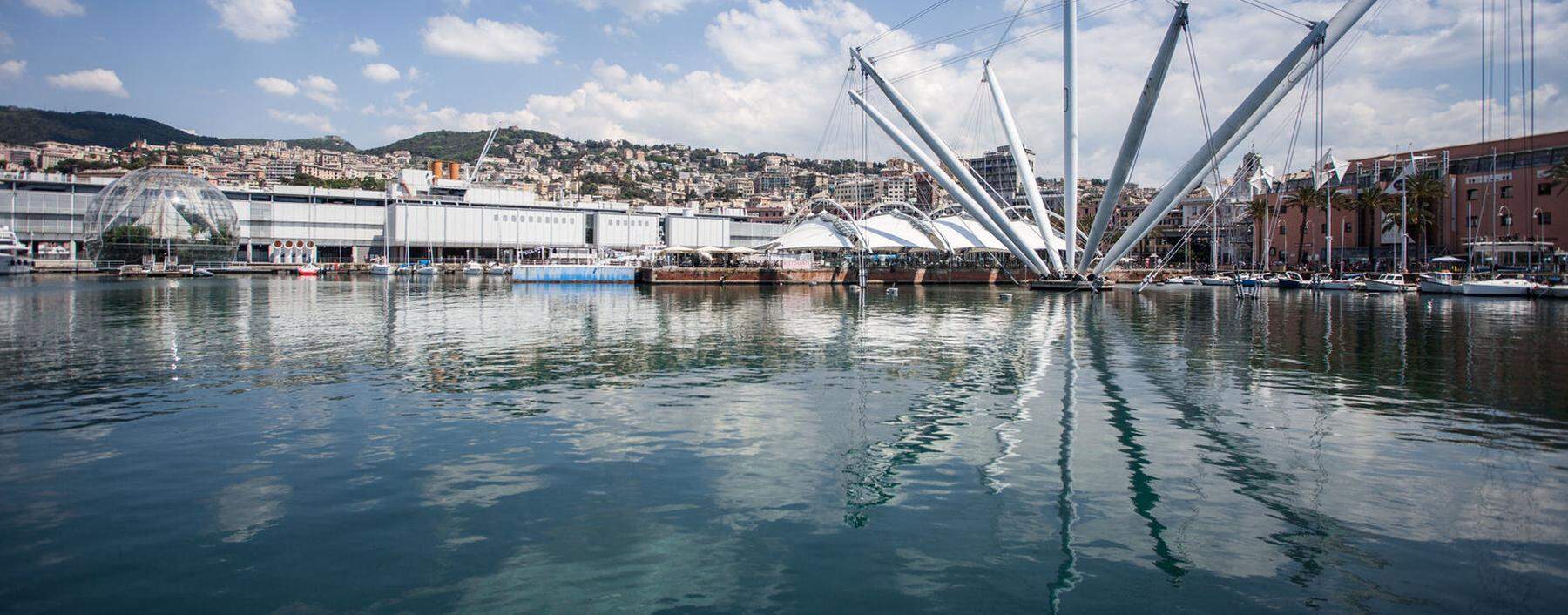 Genuas Uferkante: der Porto Antico, der ehemalige Industriehafen mit dem Bigo von Renzo Piano.