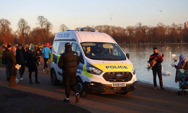 Die Polizei im Einsatz in Kensington Park in London.