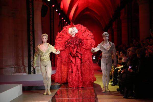 Mode kennt kein Alter, wenn es nach dem Couturier Guo Pei geht. Immerhin ließ der Designer Carmen Dell'Orefice über seinen Catwalk laufen.    