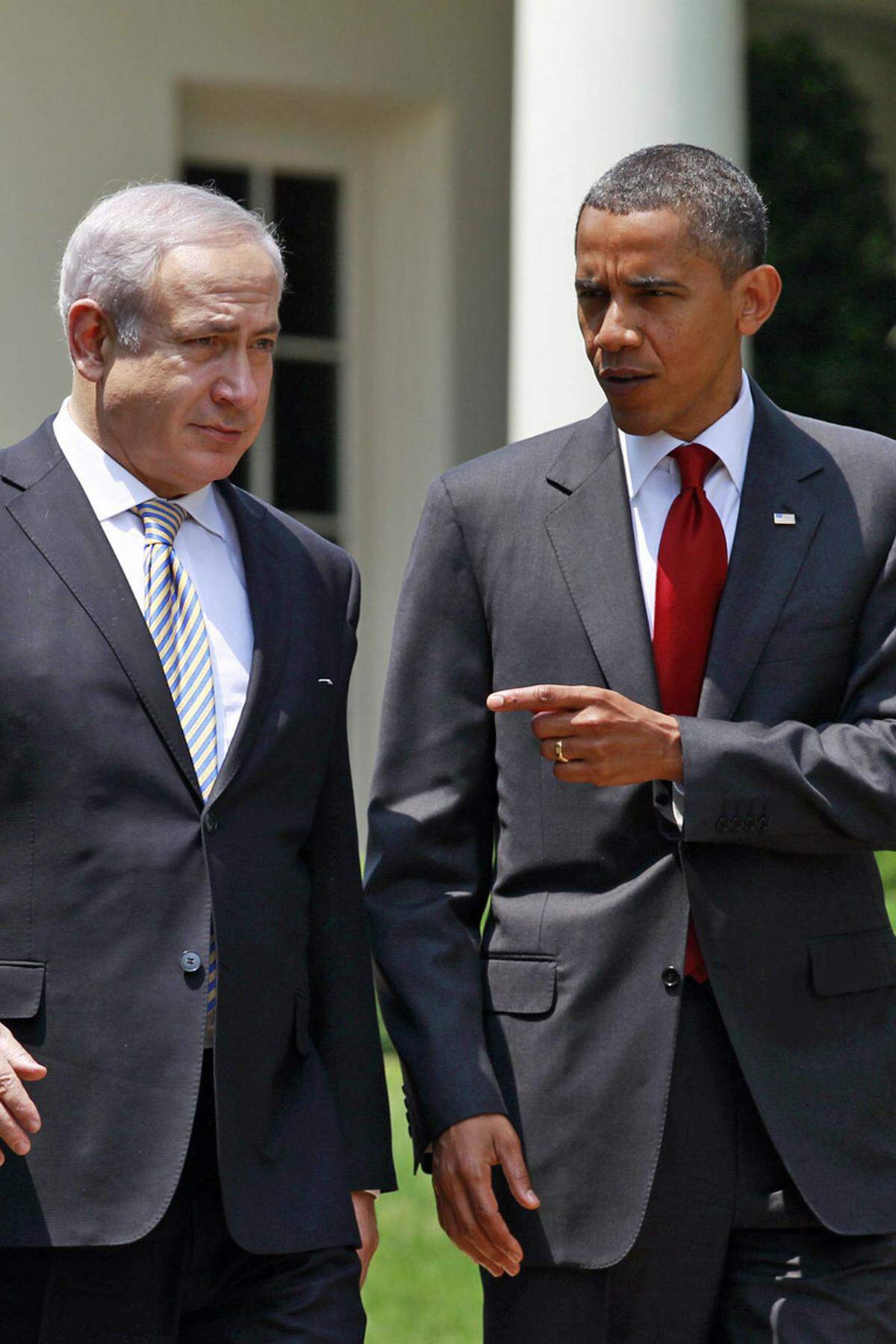 Für Befürworter eines Angriffs in Israel drängt die Zeit: Der Iran hat damit begonnen, seine Anlagen zur Urananreicherung unter die Erde zu verlegen, um sie vor Luftangriffen zu schützen. Außerdem ist der Zeitpunkt aus Sicht der Befürworter günstig: US-Präsident Obama (im Bild mit Israels Premier Benjamin Netanyahu) stellt sich im November zur Wiederwahl. Er könnte es sich im Wahlkampf wohl kaum leisten, dem Verbündeten Israel die Unterstützung zu verweigern.