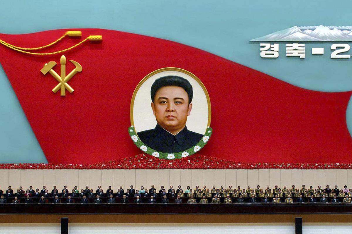 Unter seiner Führung sollen rund eine Million Nordkoreaner verhungert sein. Auch wird er für mehrere blutige Anschläge verantwortlich gemacht, darunter das Bombenattentat auf das südkoreanische Kabinett im Jahr 1983 in Rangun und den Absturz eines Jets der Korean Airlines 1987.